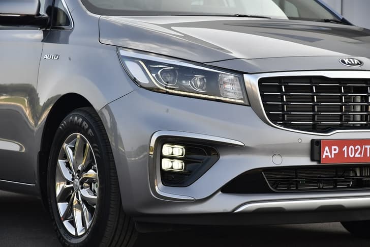 Ice cube fog lamps and LED headlamps standard on Prestige and Limousine trims.